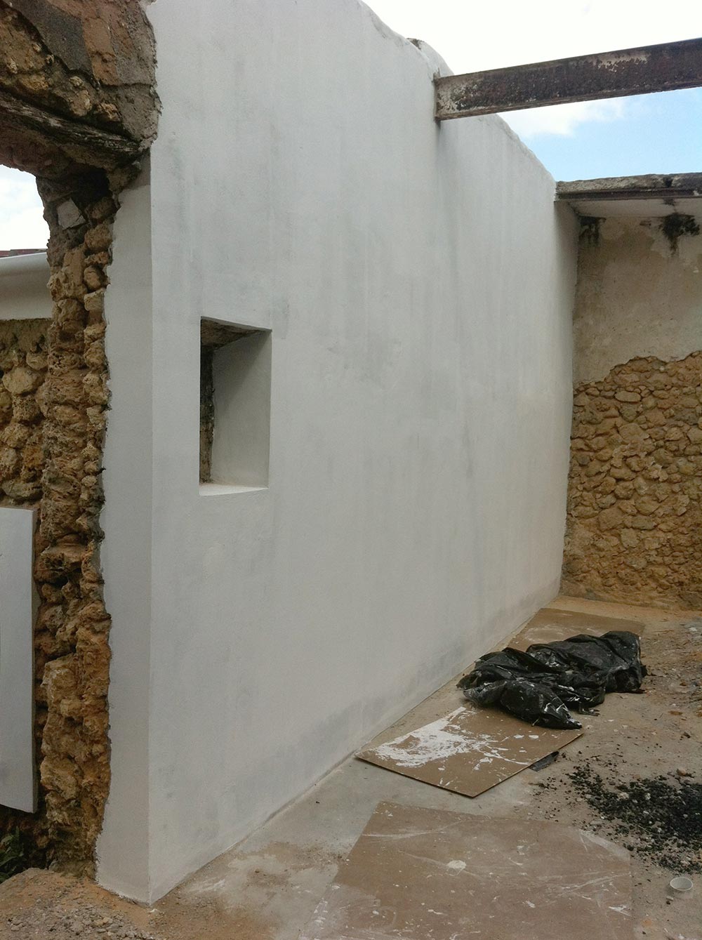 exterior dos escritorios com pedra centenaria